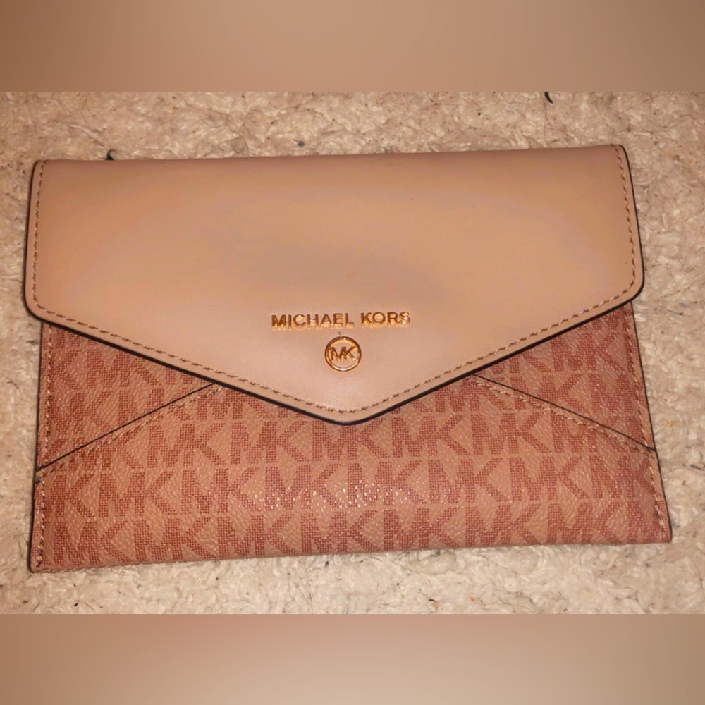 Small/medium light pink clutch, never used from the original
Michael kors